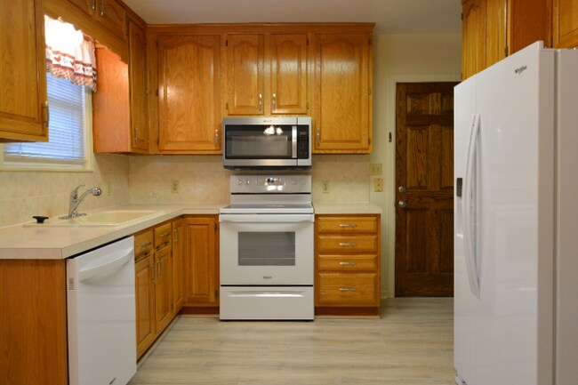 Foto del edificio - Updated Two Bedroom is Now Ready!