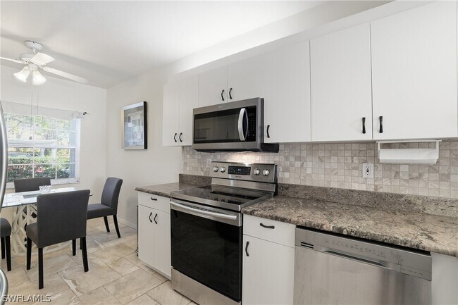 Foto del edificio - 2460 Old Groves Rd