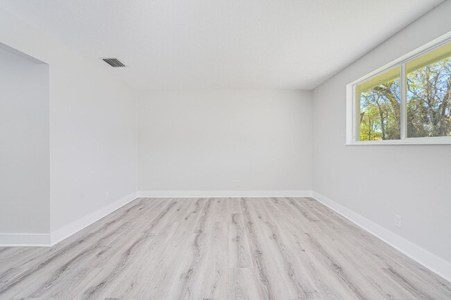 Building Photo - Fully Remodeled 2 Bedroom Home in Prime Ormond Location