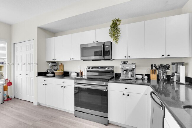 Foto del edificio - 738 NE 90th St