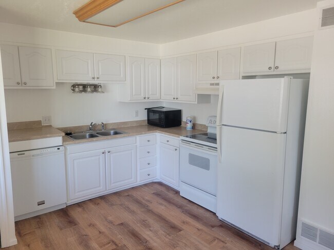 Cocina con suelo nuevo - 461 E 2650 N
