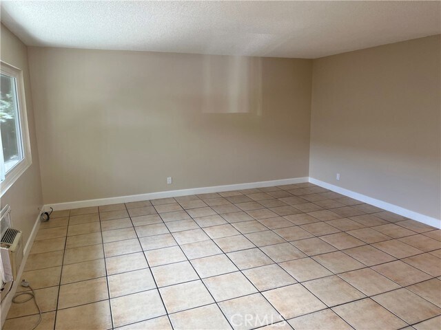 Building Photo - 916 E Broadway