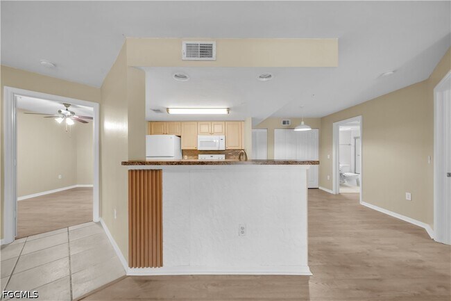 Foto del edificio - 1767 Four Mile Cove Pkwy