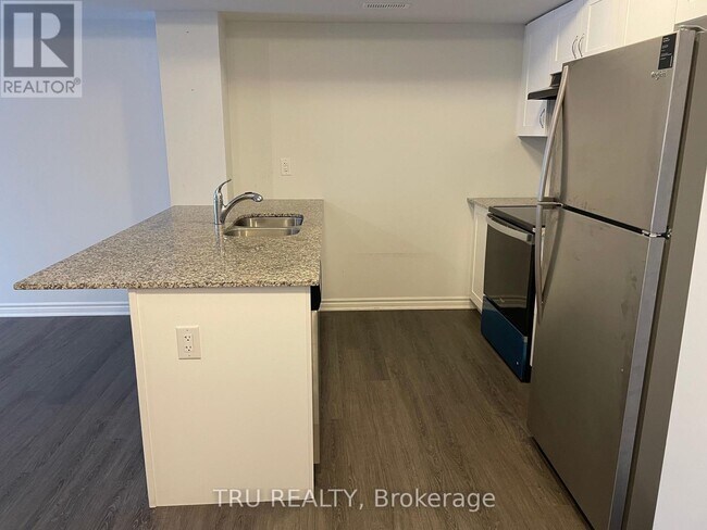 Building Photo - 261 Zenith Private
