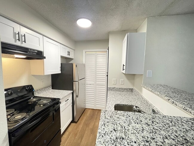 Building Photo - 1 Bed / 1 Bath Condo in Gated Comm. In Altamonte Springs, Available Now!!
