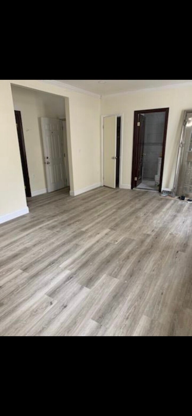 Foto del edificio - 1641 Castleton Ave