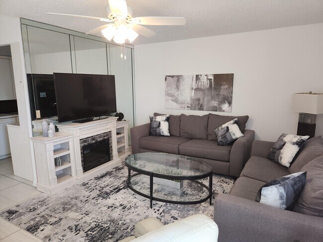 Building Photo - 3059 Ainslie Dr