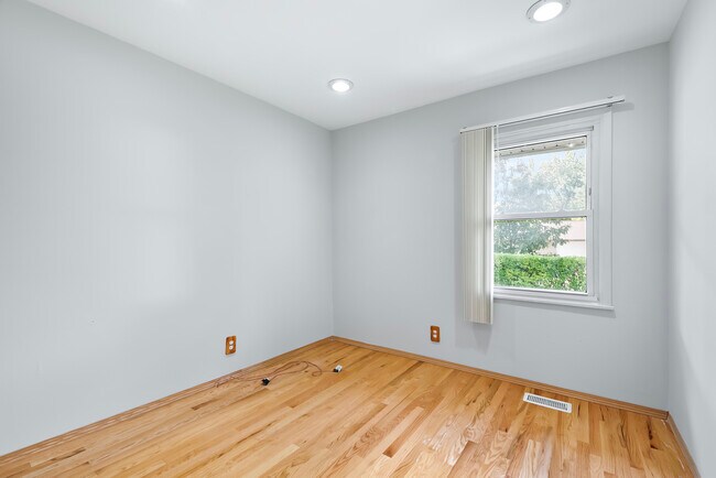 Building Photo - 710 Sumac Dr