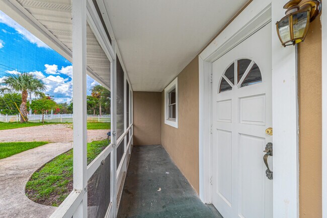 Building Photo - 925 SE Osceola St