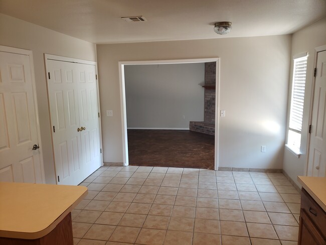 dining room - 2005 Regency Blvd