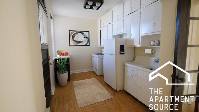 Building Photo - 4419 N Wolcott Ave