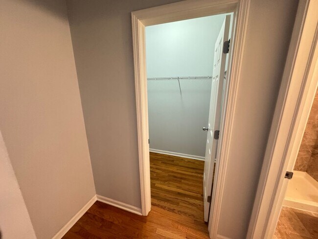 Foto del edificio - Bright & Spacious 2 Bed / 2 Bath Condo with Hardwood Floors, Granite Kitchen & Walk-In Closets