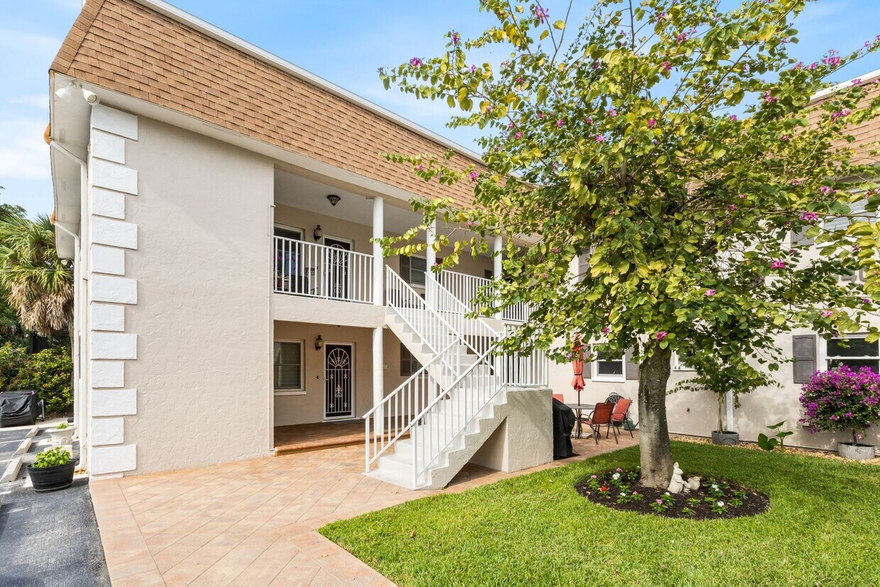 Foto principal - ** OLDE NAPLES ** 2 BED / 1 BATH - CONDO -...