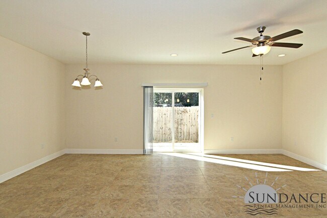 Building Photo - 3 Bedroom Townhouse in The Palm Reserve