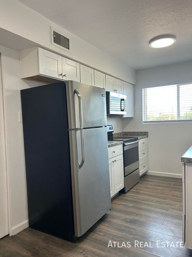 Photo - 1045 E University Dr Apartment