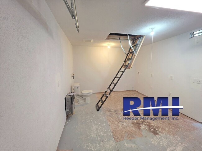 Foto del edificio - ONE OF A KIND STUIDO & GARAGE/SHOP INCLUDED!!!!