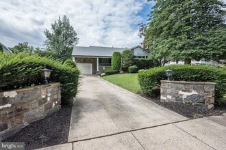 Building Photo - 1717 Country Club Dr