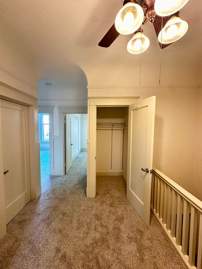Building Photo - Beautiful 3 bedroom 2 bath flat in the Exc...