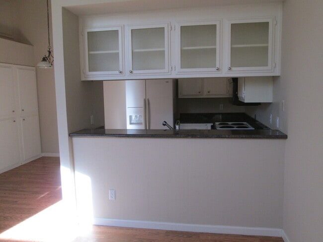 Building Photo - Cozy Living in the Heart of Brentwood