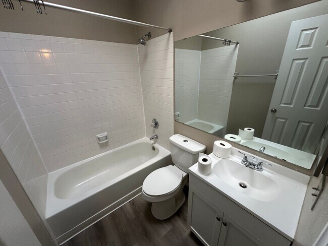 Foto del edificio - 3 Bed 2 Bath Home Located in the Middle of...