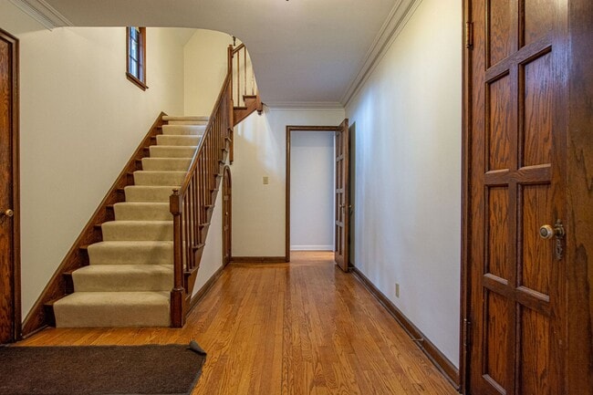 Foto del edificio - Gorgeous 5 Bedroom / 4.5 Bath Home located right off Happy Hollow Blvd!