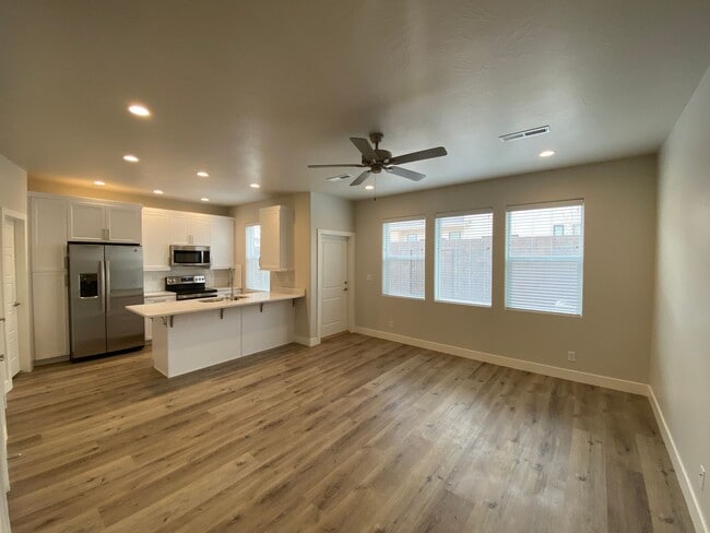 Building Photo - Mustang Townhome