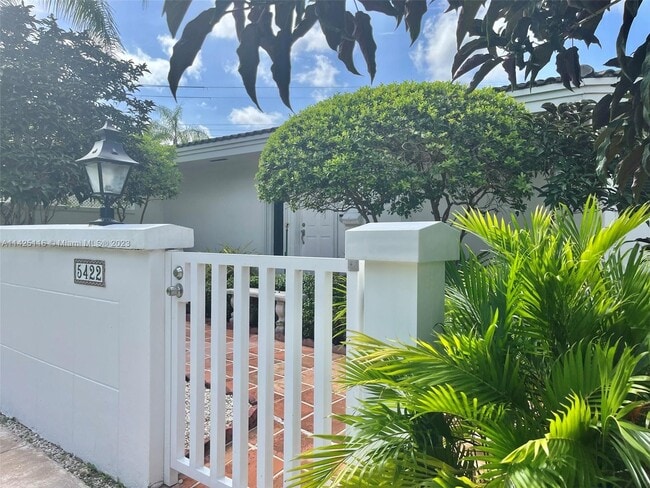 Foto del edificio - 5422 Orduna Dr