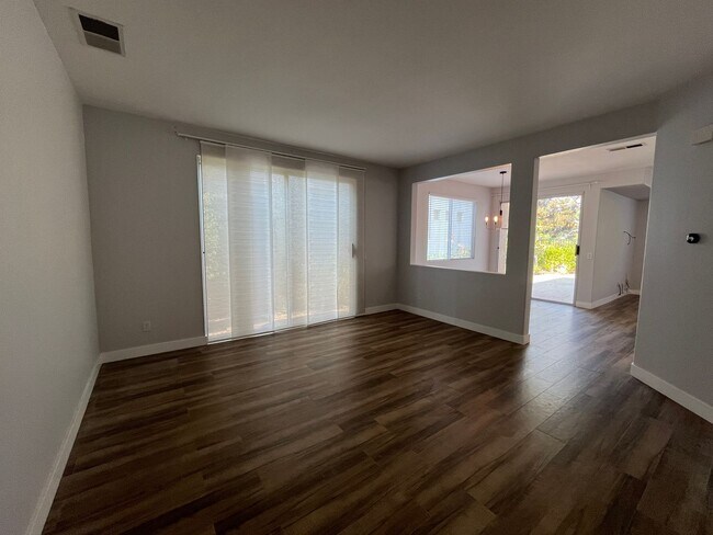 Foto del edificio - Spacious 4-Bedroom Home in Mira Mesa – Tam...
