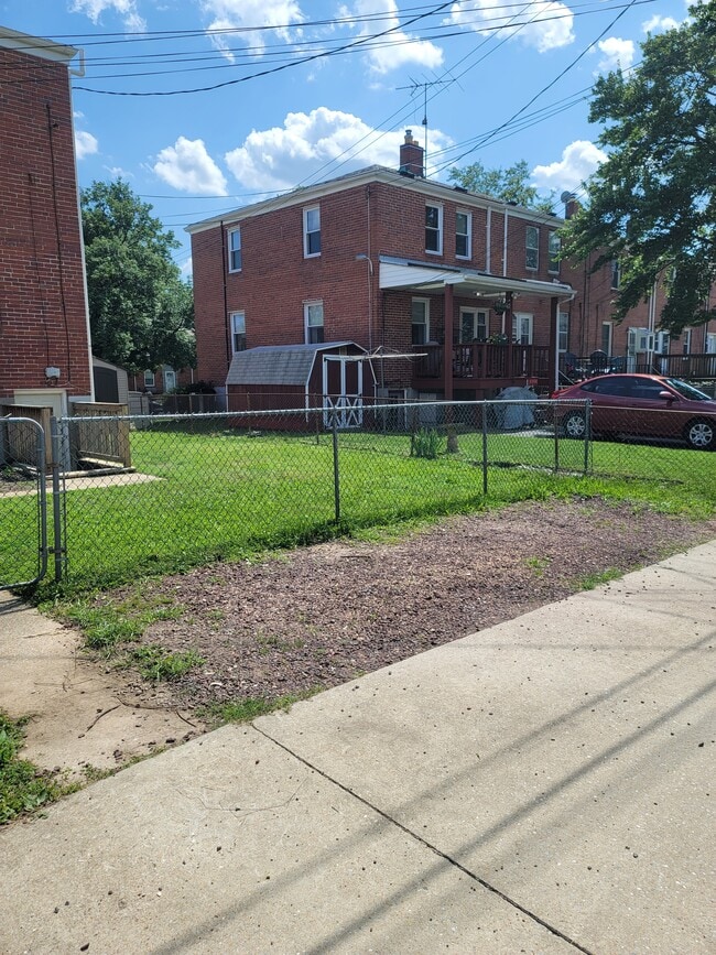 Building Photo - 1722 Red Oak Rd
