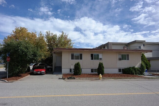 Building Photo - 3308 35 Av