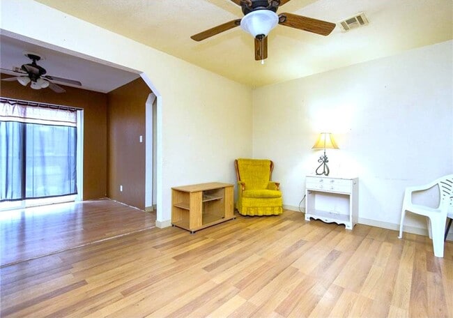 Building Photo - Welcome to this charming 3-bedroom, 1-bath...