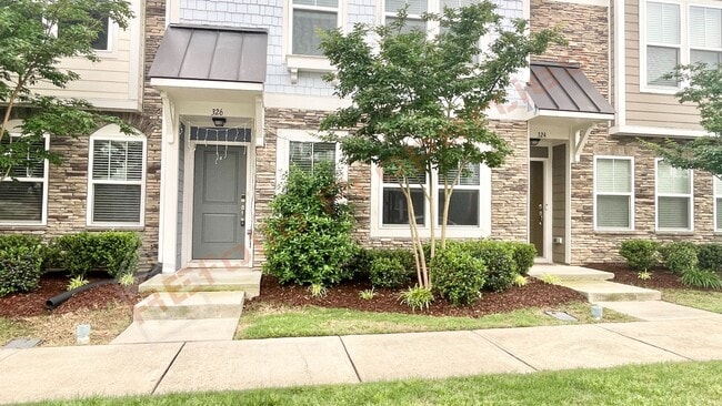 Foto del edificio - 3 Story Townhome 3 Bedrooms Rear Entry 2 Car Attached Garage with 1st Floor Bedroom, Community Po...