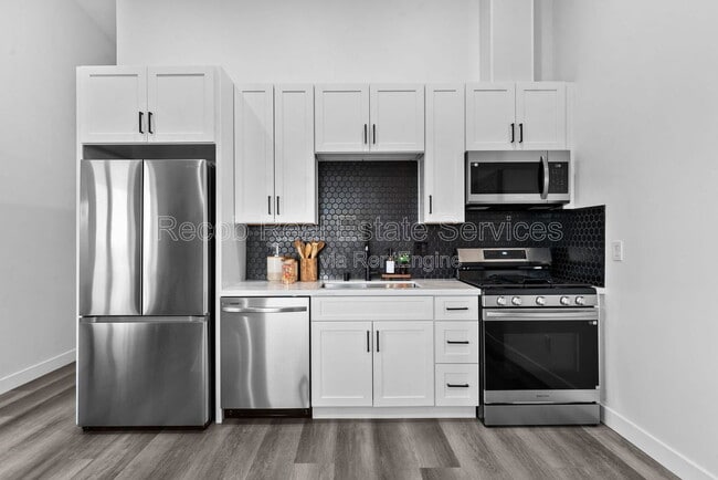 Building Photo - 832 Desty St