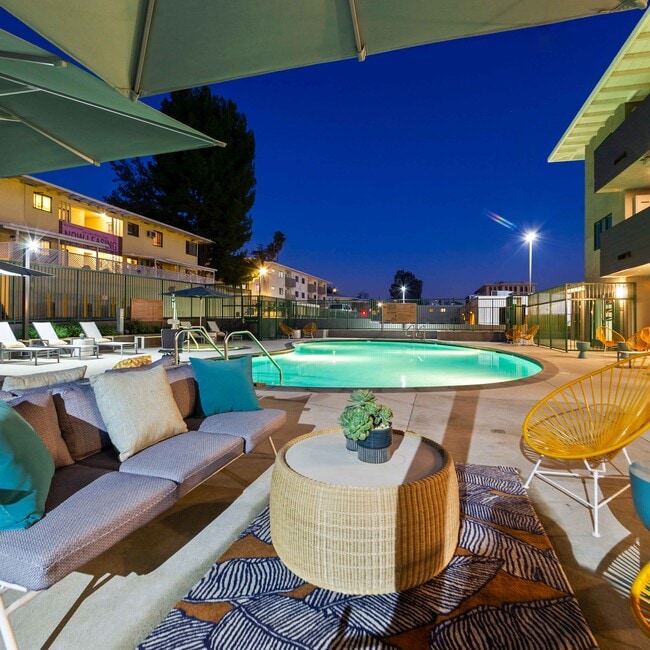 Chase Knolls 13401 Riverside Dr Sherman Oaks, CA