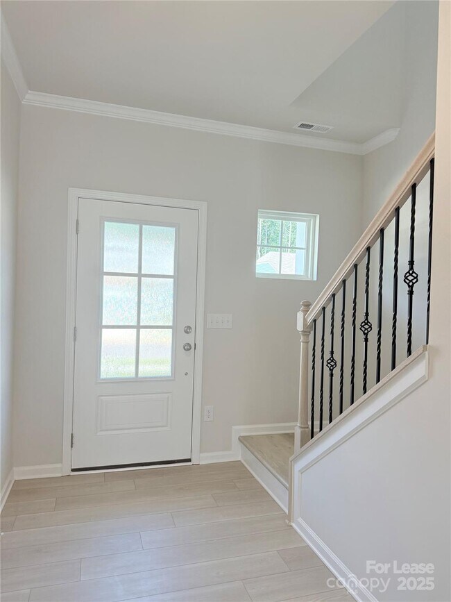 Foto del edificio - 6271 Fairfax Ct