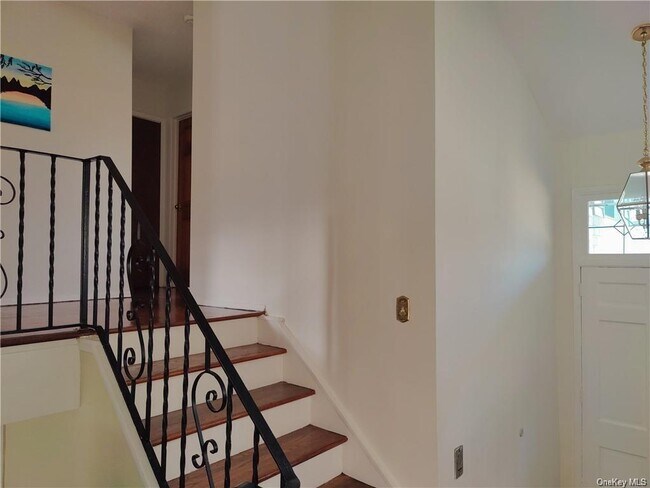 Building Photo - 184 Finmor Dr