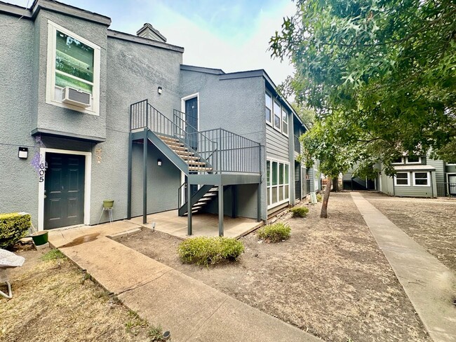 Building Photo - Second-floor unit with open floor plan!