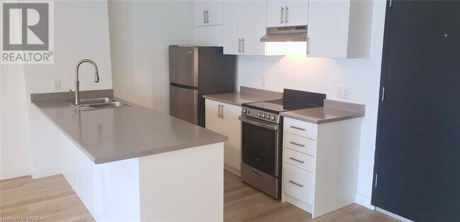 Photo du bâtiment - 252-266 CATHARINE Street N Unit# 202