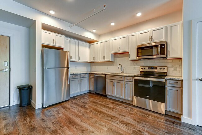 Building Photo - 550 New Holland Ave