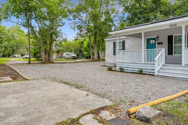 Foto del edificio - Updated Duplex on quiet street close to downtown.