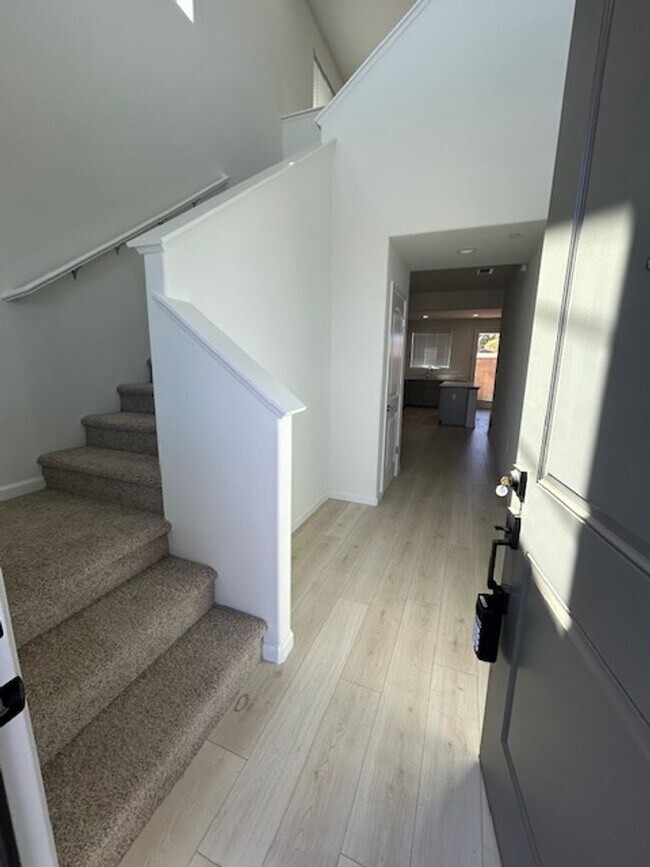 Foto del edificio - Brand new 4 bedroom 3 bathroom with solar ...