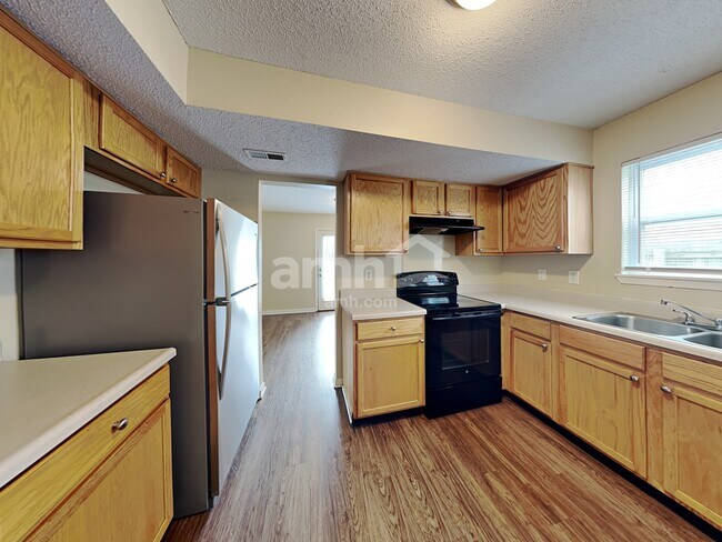 Foto del edificio - 6063 Bannister Ct