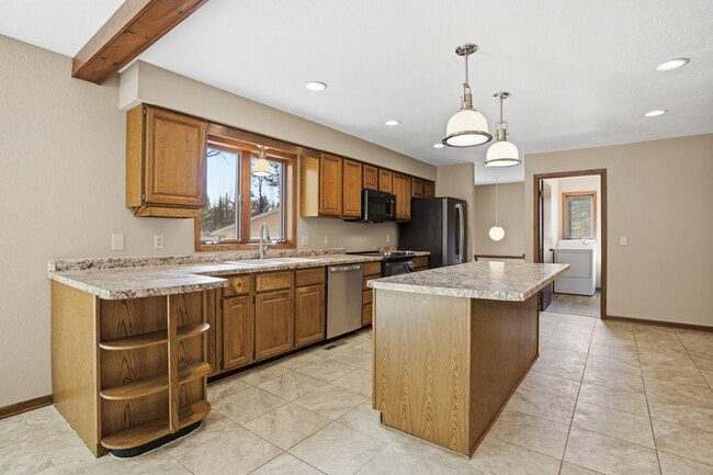 Building Photo - 890 Gale Dr