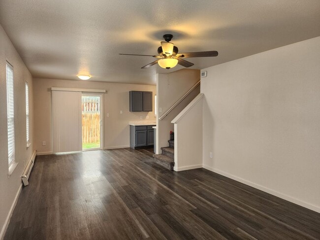 Building Photo - 4 Bed, 2 1/2 Bath in Fruitvale