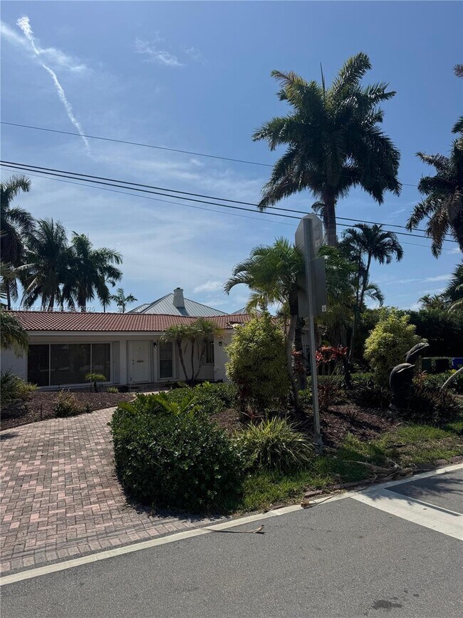 Foto del edificio - 2404 NE 28th Ave