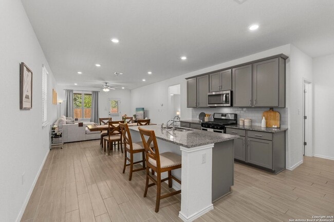 Building Photo - Charming Home Awaits: Spacious & Modern Living in a Prime Location