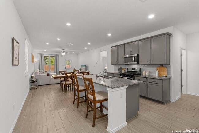 Foto del edificio - Charming Home Awaits: Spacious & Modern Living in a Prime Location