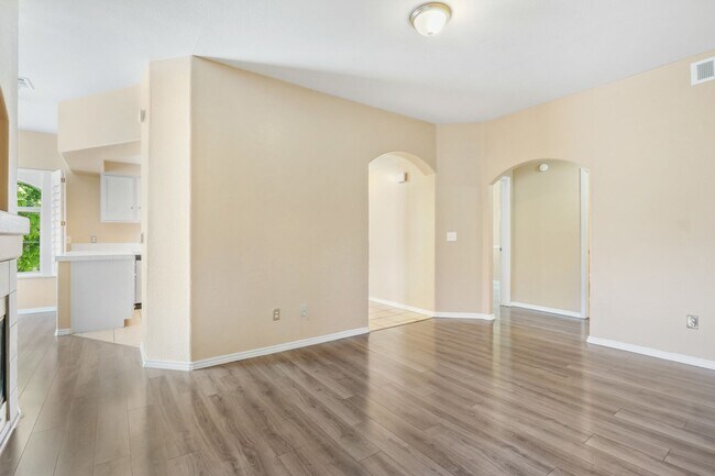Foto del edificio - 2-Bedroom Condo in Gated Community!