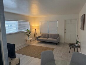 Building Photo - 1638 Plunkett St