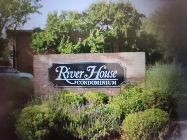 Entrance to property - 1237 Island Dr